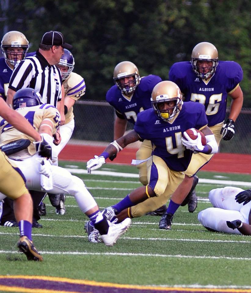 Extremely blessed to receive my first football offer from Albion College! Thanks <a href="/CoachBeurer/">Dustin Beurer</a> and the coaching staff for this opportunity! #GoBritons💜 #4Smoothie #4Titus