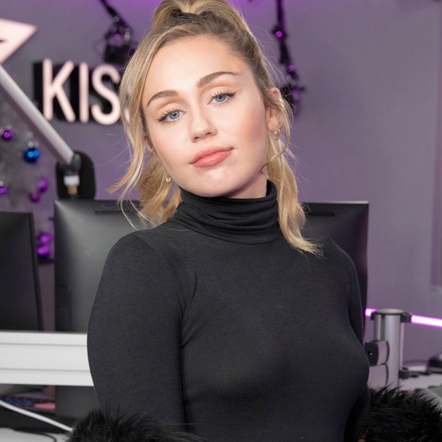 Happy 28th birthday, Miley Cyrus! 11/23       