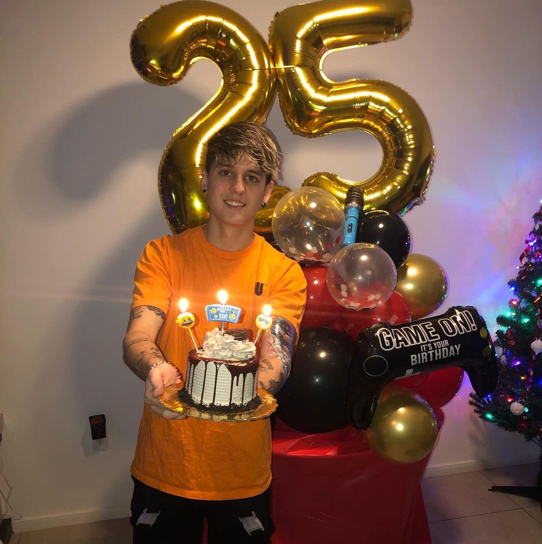 jsilva2522's tweet photo. ¡HAPPY BIRTHDAY! Dios te bendiga hoy y siempre, que hayas pasado un maravilloso día, felices 25😭❤️ te amo. 
Ven pronto a El Salvador 🇸🇻❤️ @christophervele @CNCOmusic 
#CNCOTanEnamorados #MisOjosLloranPorTi https://t.co/ZokQgyQaaF