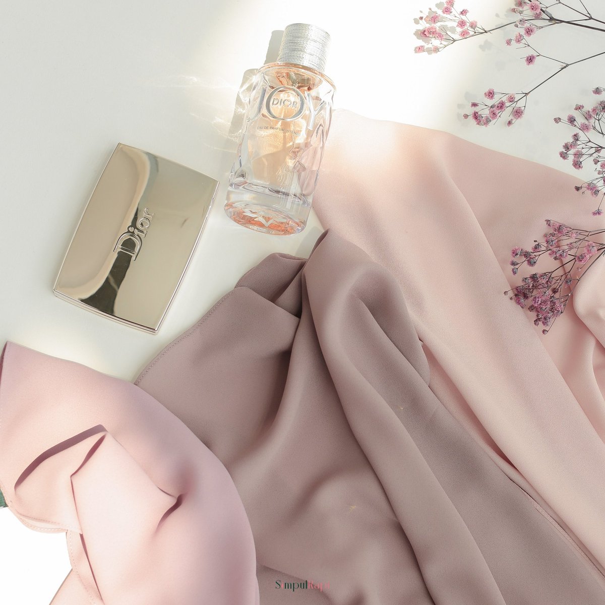 simpul_rapi's tweet photo. "Suka gila dengan shades pinkish, confident nak pakai untuk OOTD nanti"

Apa pendapat korang pulak? Cantik tak colour Jasmine? 😍 https://t.co/uDyR7sFaW3