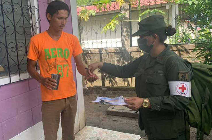 lavozsandinista's tweet photo. #Nicaragua || Efectivos militares llevan medicamentos a familias de Chinandega
Los miembros del ejército impartieron charlas preventivas contra la enfermedad de la leptospirosis a mil 117 personas https://t.co/3s9zVSD5cr https://t.co/hz3hzsZOil