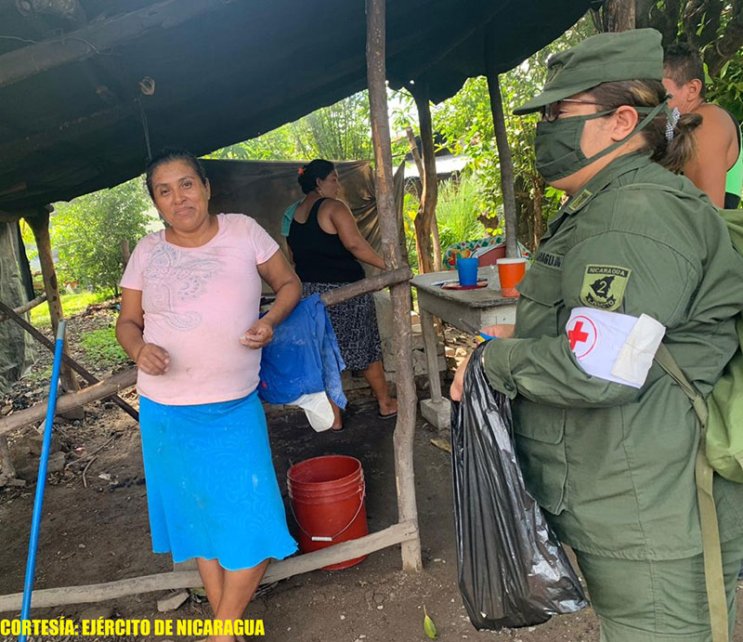 lavozsandinista's tweet photo. #Nicaragua || Efectivos militares llevan medicamentos a familias de Chinandega
Los miembros del ejército impartieron charlas preventivas contra la enfermedad de la leptospirosis a mil 117 personas https://t.co/3s9zVSD5cr https://t.co/hz3hzsZOil