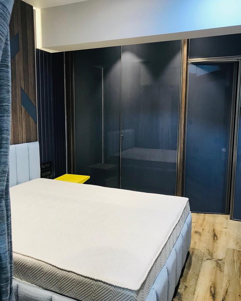 HK_DesignStudio's tweet image. A bedroom should be a personal getaway, a sanctuary, which expresses your favorite colors and feelings.

Tell us what you love about this bedroom design!

#ProjectDelivered #BedroomDesign #Bedroom #BedroomDecor #HomeInterior #HomeRenovation #Home #BedroomInterior #Interior