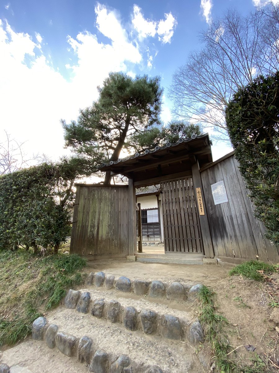 春爛 江戸時代の中級武士の屋敷と農家の家なら農家の家の方が暮らしぶりが豊かで敷地も広く一軒立派そうな感じだった なんとなくわかる気がする 左 武家屋敷門構え 右 農家の藁葺き屋根の家屋
