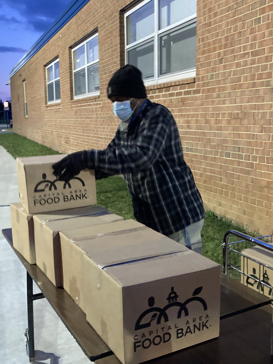 KatNgo_'s tweet photo. Did you know $1 equals 2.5 meals? Food insecurity is real and everywhere. #mvwes is able to have a monthly family market that’s helps make sure no child is hungry due to a partnership with @foodbankmetrodc 
To donate —https://t.co/M7oTp0YStY https://t.co/lqcrbA12v8
