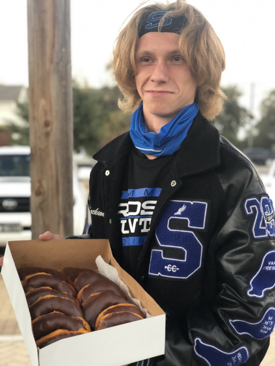 SummJagTrack's tweet photo. Because it’s tradition and you don’t mess with tradition ✔️❤️🍩 #4AM #4Megan #State2020 #NoTexasSized 😩@MISDSummitJags @MISDathletics @RunCiRun https://t.co/I5omnPYNau