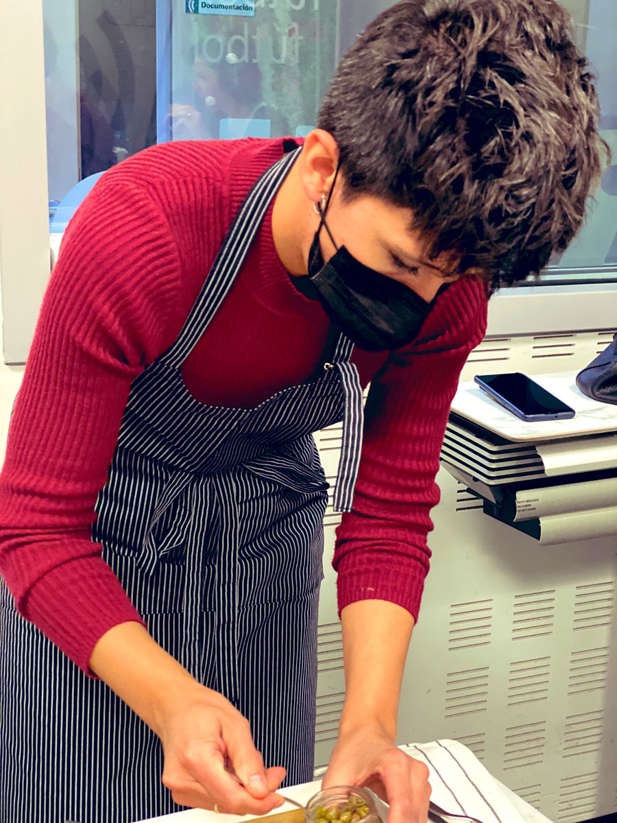 prohibidocontar's tweet photo. Aquí tenemos a @celiadiazf al pie del cañón preparando el tartar de tomate sobre ensalada de rúcula y teja de Grana Padano.

#AMediaLuz
📡 @esRadio https://t.co/n4tUMBuqfQ