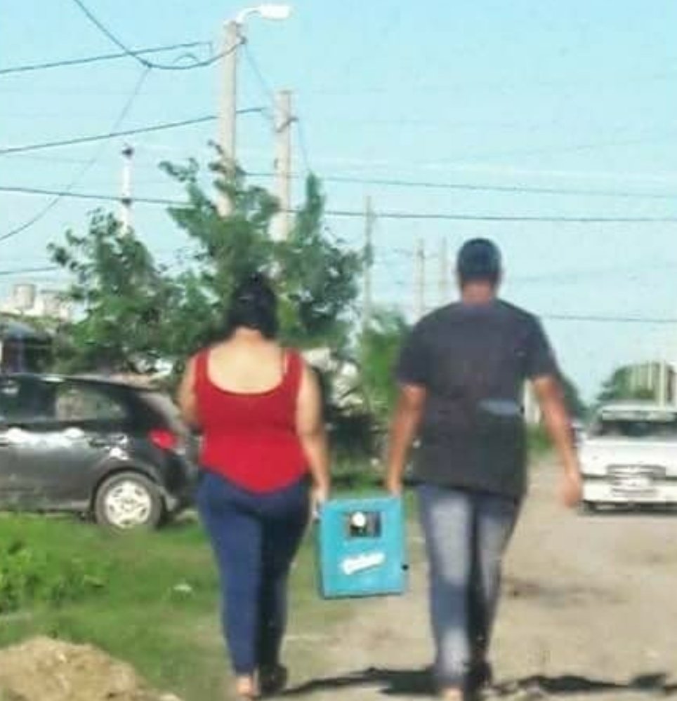 Sir_Mathius's tweet photo. - Qué le viste?
- Me ayuda a cargar el cajón de birra https://t.co/ySyJm2ubpB