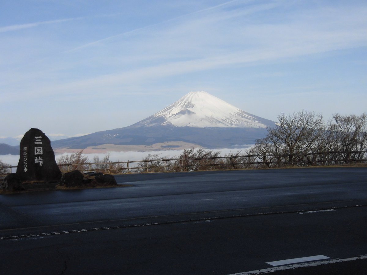 芦ノ湖スカイライン در توییتر 年11月24日 火 芦ノ湖スカイラインで富士山がよく見れる地点です 天気のいい日には 駐車して写真をどうぞ 三国峠駐車場 杓子駐車場 レイクビュー展望台 ｍｈ 芦ノ湖 富士山 箱根