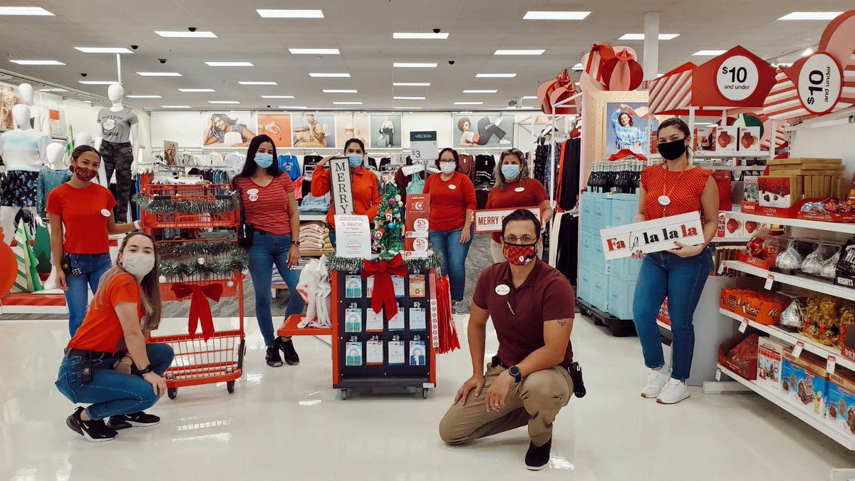 PosadaMeli's tweet photo. Christmas spirit all around #T2848 always bringing joy to our guest and making them feel like home 🎄❤️🎯 #Target #holidayseason @EderMendes01 @Izabella121 @JoeyG85 https://t.co/xJHBfRKNCH