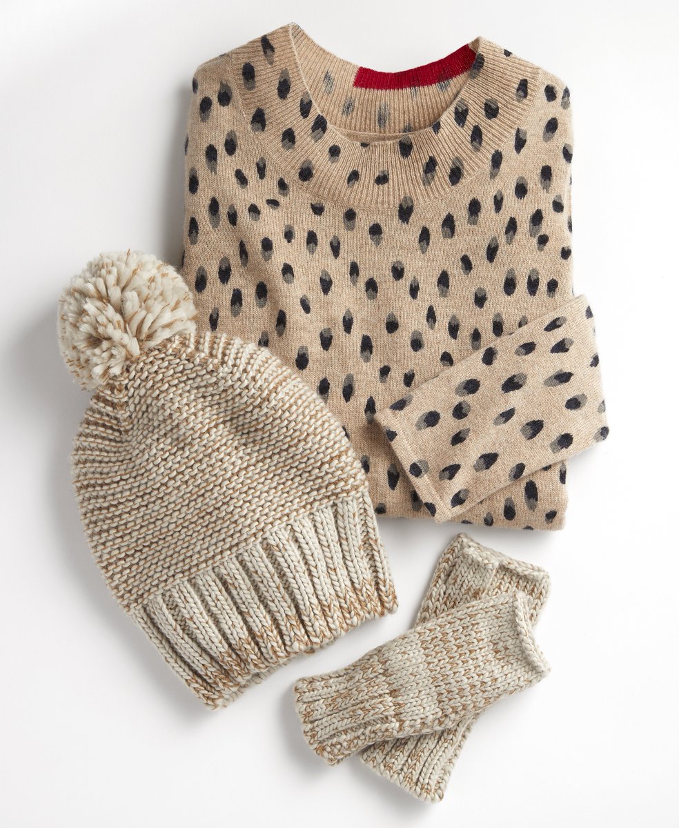 One for you….two for me…that’s our motto when it comes to holiday-shopping (especially when playfully printed cashmere is involved…) #giftguide #holidayshopping #bettertogether