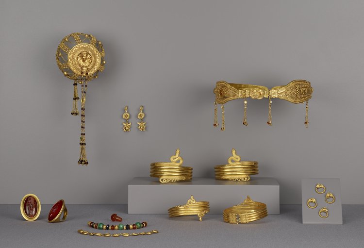 whencyclopedia's tweet photo. This opulent collection of Ptolemaic jewellery from Egypt probably belonged to a wealthy woman and was made between 225–175 BCE. The various pieces were made out of gold and are inlaid with a variety of precious stones. 

More info: https://t.co/Gpcs1WZfDp https://t.co/wHyiPHQlwG