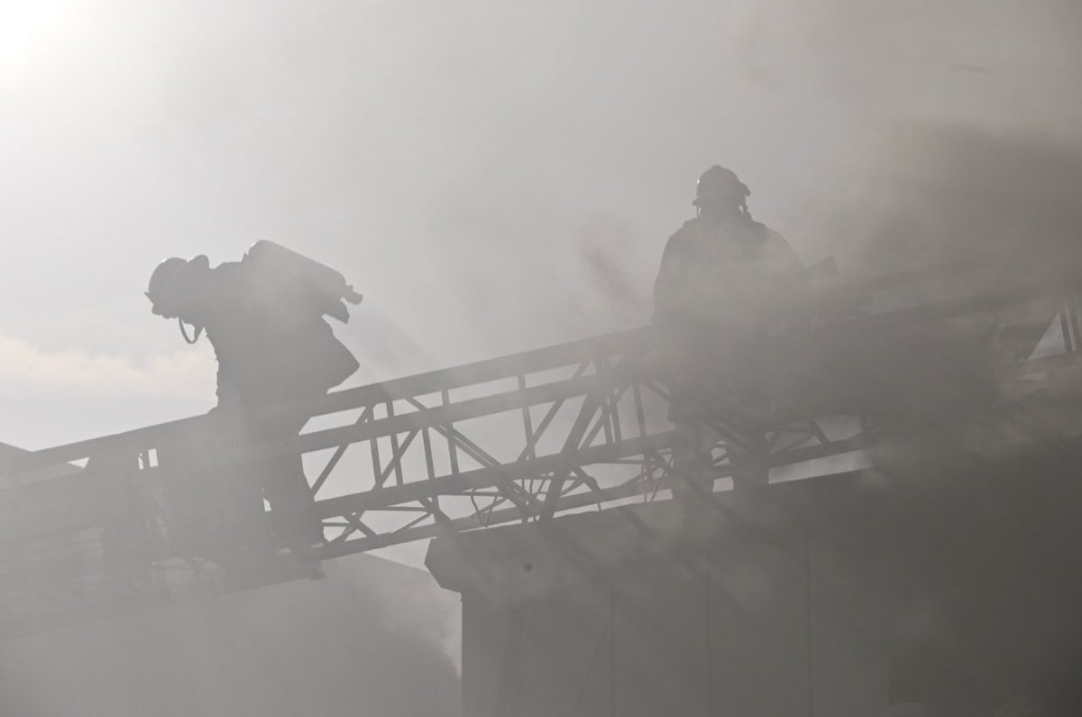 LACoFDPIO's tweet photo. ***UPDATE***  Well over 100 FF’s worked tirelessly through the afternoon to extinguish a fire in approx 50 individual storage units. Units will remain on scene for Fire Watch into the night. 
#StorageIC
#LACOFD https://t.co/HBH8Oi5Z46