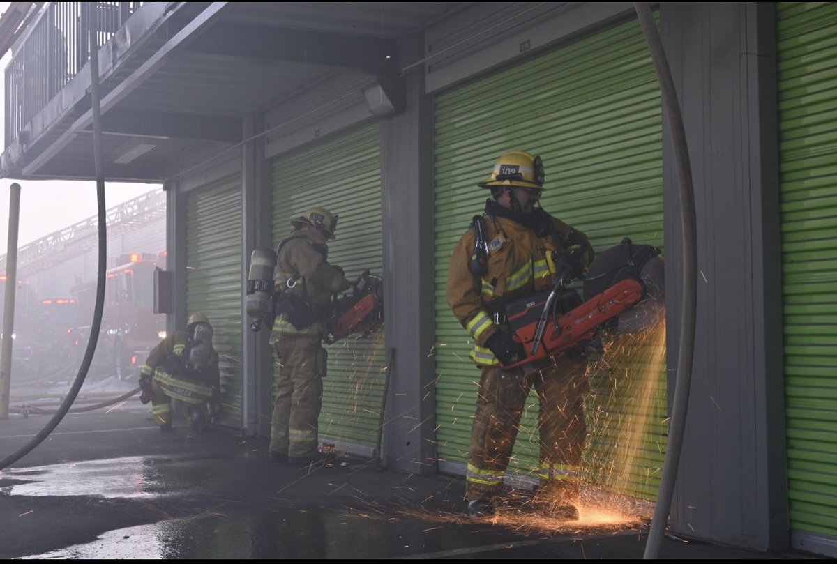 LACoFDPIO's tweet photo. ***UPDATE***  Well over 100 FF’s worked tirelessly through the afternoon to extinguish a fire in approx 50 individual storage units. Units will remain on scene for Fire Watch into the night. 
#StorageIC
#LACOFD https://t.co/HBH8Oi5Z46