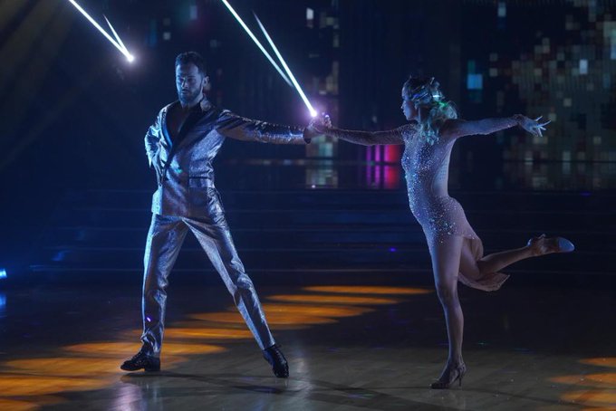 Kaitlyn Bristowe - Jason Tartick - FAN Forum - Dancing With The Stars Season 29 - Discussion - Page 8 EnjP0wZW8AEngYO