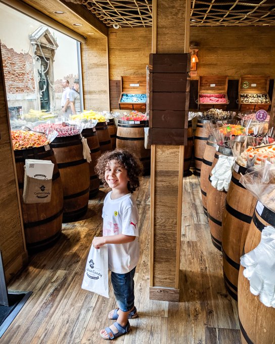 carryonwithkids's tweet photo. Being in Venice is like being a kid in a candy shop ☺️
Visit https://t.co/DXpnm8r7FT
#familytravelplanner #familyvacation #familytraveltips #takethekids #nodistancetoofar #travelmom #candy #captaincandy #candyshop #sweets #kidincandystore #sugar #sugarrush https://t.co/E8bT7CFO4w