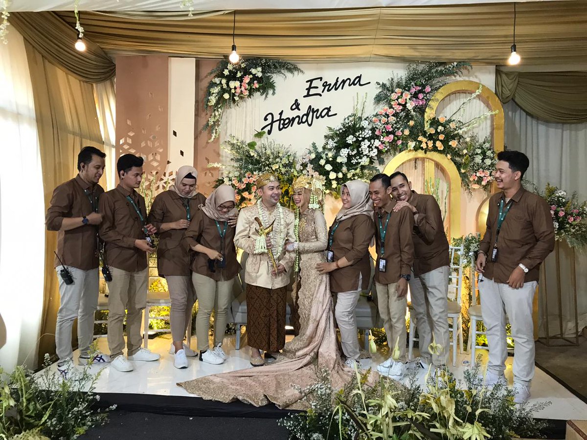 KenongoO's tweet photo. Erina &amp; hendra with team Kenongo
#weddingorganizerkediri #WOkediri #Weddingkediri #WeddingOrganizerTulungagung #WeddingOrganizerBlitar #WeddingOrganizerNganjuk #WOTulungagung #WOBlitar #Weddingplanner #EventKediri #EventOrganizerkediri #Eventorganizertulungagung #Eventorganizer https://t.co/hpkimbo51y