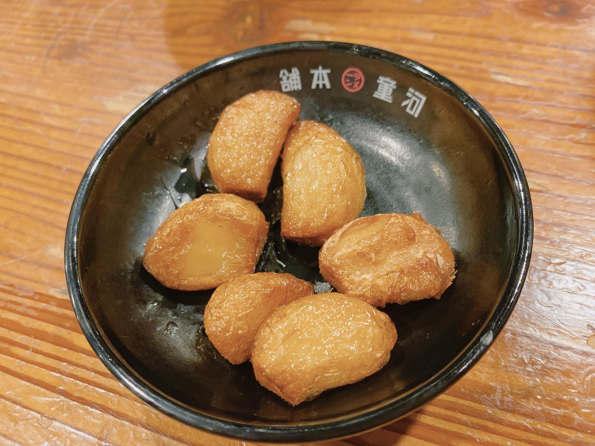 河童ラーメン本舗 公式 河童ラーメン本舗には生にんにくとホクホク揚げにんにくがあるので にんにく好きは満足すること間違いなし 生にんにくは絞ってスープに 卓上備え付け 揚げにんにくはスープに入れてもそのまま食べても美味しいです