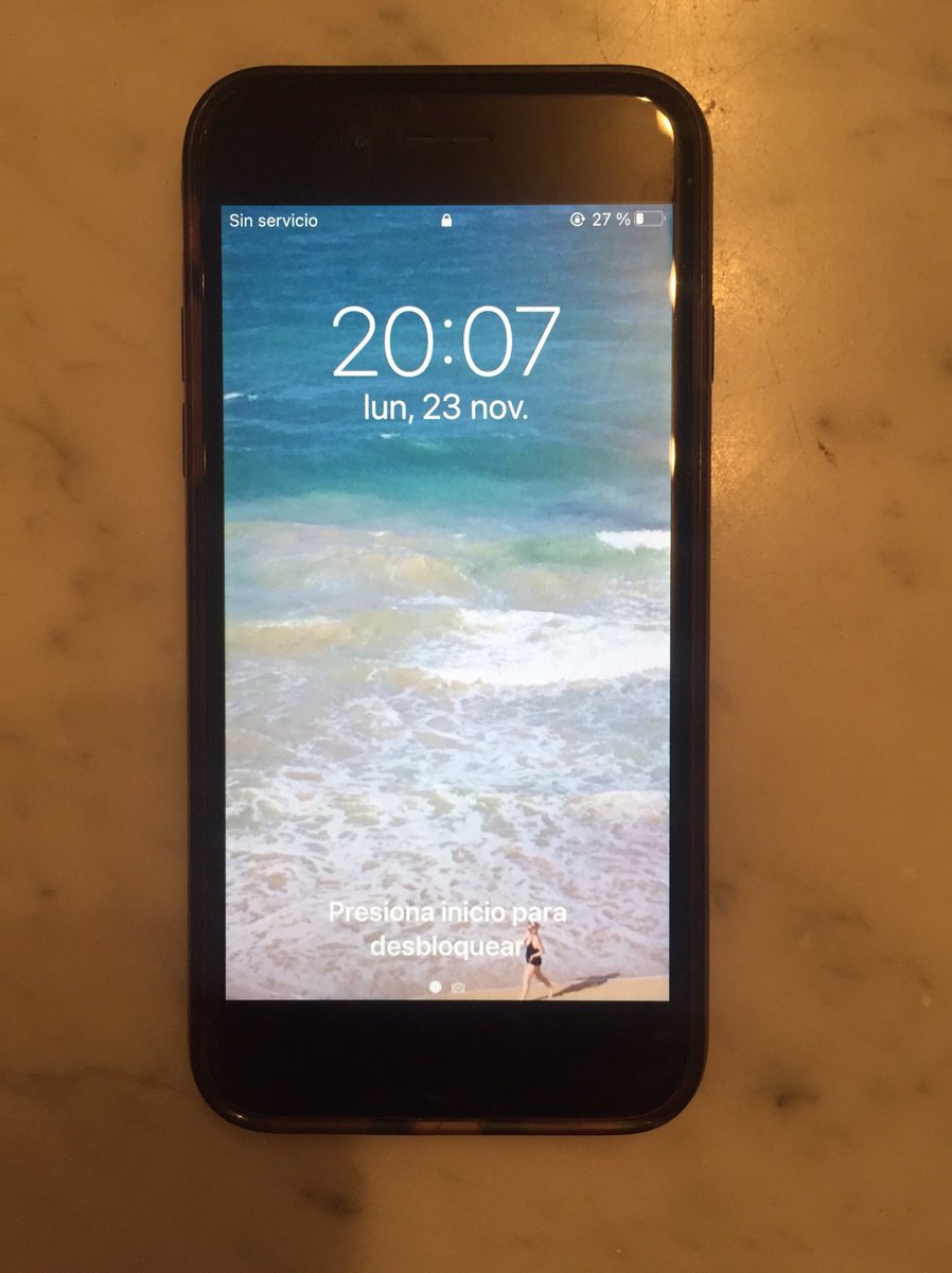 cath_bour's tweet photo. Encontré este #iPhone tirado en la rambla. Está bloqueado y sin servicio. Si me ayudan con un retweet capaz encontramos a su dueño/a. Gracias! 🙌🙏 #hoyportimañanapormi @diegodelacurva https://t.co/QTbuAZSJ3U