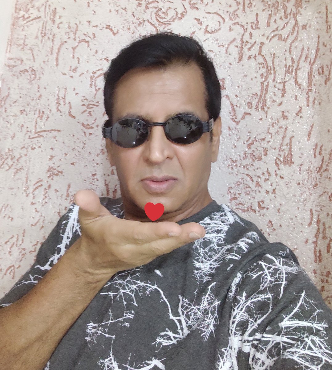LahriSunil's tweet photo. Thank you thank you and thank you 🙏aap sabhi ko  Pichhle Kuchh mahinon Se Mujhe aadar, Samman Aur pyaar dene ke liye, love you all from bottom of my heart 💕🤗😘💖😊🌹 https://t.co/BRAfNfggQR