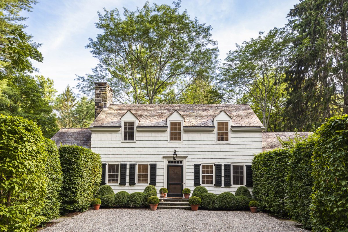 Cozy in Connecticut... if an idyllic Thanksgiving for you, like us, conjures images of New England homecomings, family football on the lawn, and Diane Keaton-esque kitchen scenes, step inside this @gpschafer home with us at The Glam Pad today. theglampad.com/2020/11/classi…