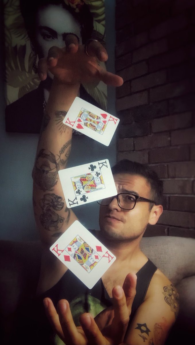 Ivan_ASanchez's tweet photo. The world is full of magic things, patiently wating for our senses to grow sharper. 
#darlingyouaremagic #mondayvibes #magic https://t.co/qhiDT2i2qp