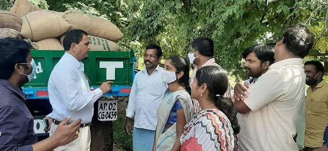 peanutizeme's tweet photo. Farmers' registration at RBKs remains low in Anantapur
https://t.co/pnj0LqASJk
#peanutized #agriculture #farming #crops #harvest #andhrapradesh #anantapur #farmers #groundnut #stategovernment #yield https://t.co/CwPf79xsBu