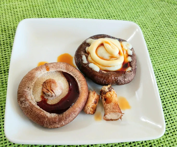 焼しいたけ〜チーズを添えて〜?✨

不揃いしいたけがお手頃に買えたので、魚焼きグリルで焼きました✨
先乗せ又は後乗せチーズも美味し✨
本当は七輪とかで、秋刀魚や秋の味覚も焼きたい今日この頃ꔛ*? 