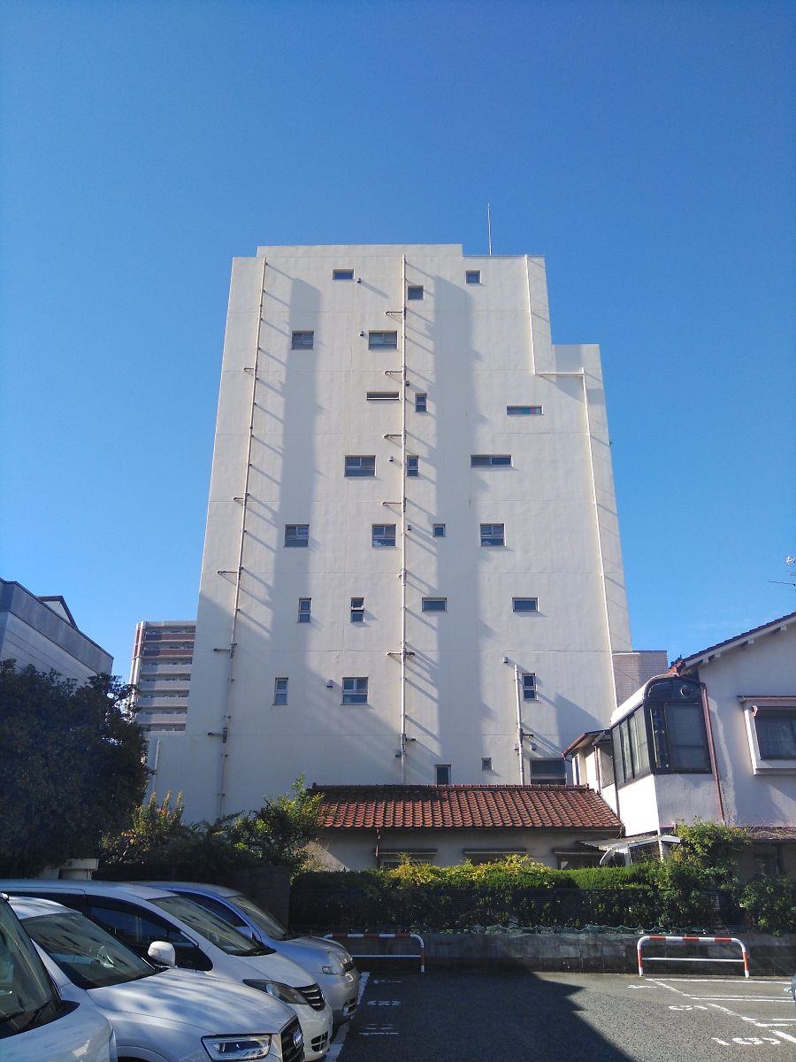 小山隆輝 丸順不動産 完璧な青空とコーポラティブマンションの西田辺7 Plus 07年6月竣工 当社もコーディネーターチームに加えていただき 等価交換の契約等を行いました 1フロア1邸の自由設計なので 窓の位置がバラバラなのがよくわかります