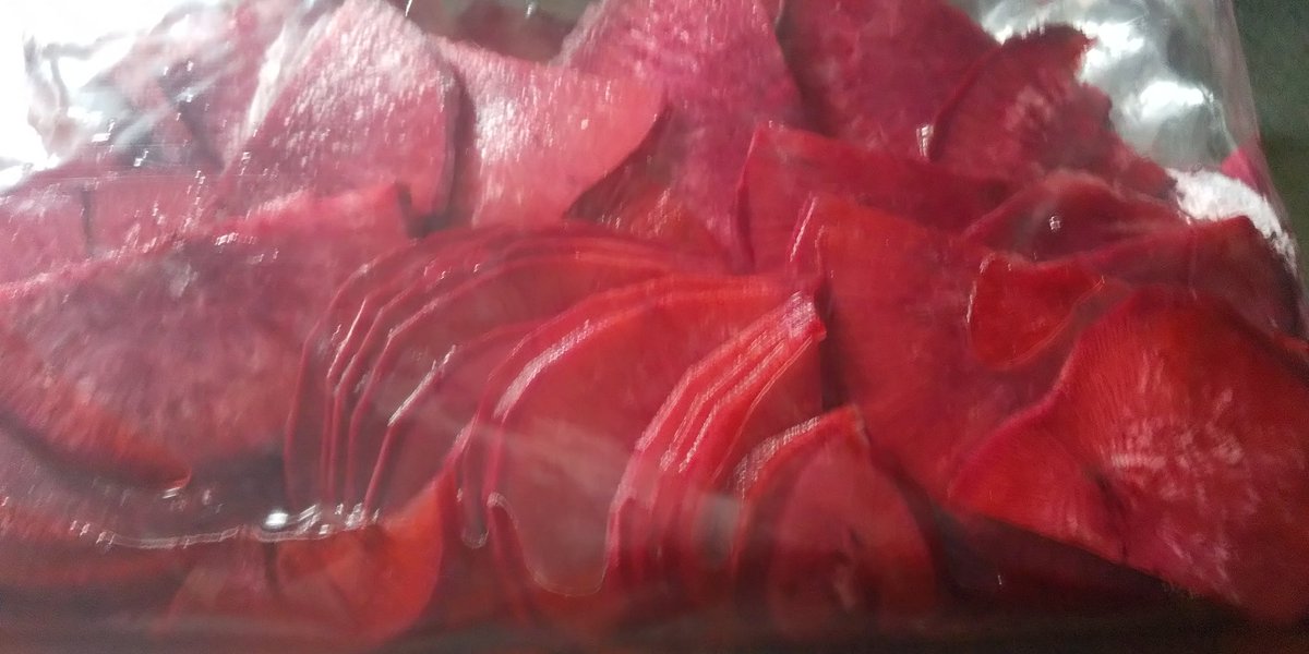 イチカ 赤い大根を頂いたので 甘酢漬 中まで綺麗な赤 母と姉や甥は酸っぱいのが好き 小さな頃 駄菓子 屋に行くと姉はすももやさくら大根 酢イカ酢タコ串 シブ を好んで買っていた 私はアイスかチョコ系 さて実家へ