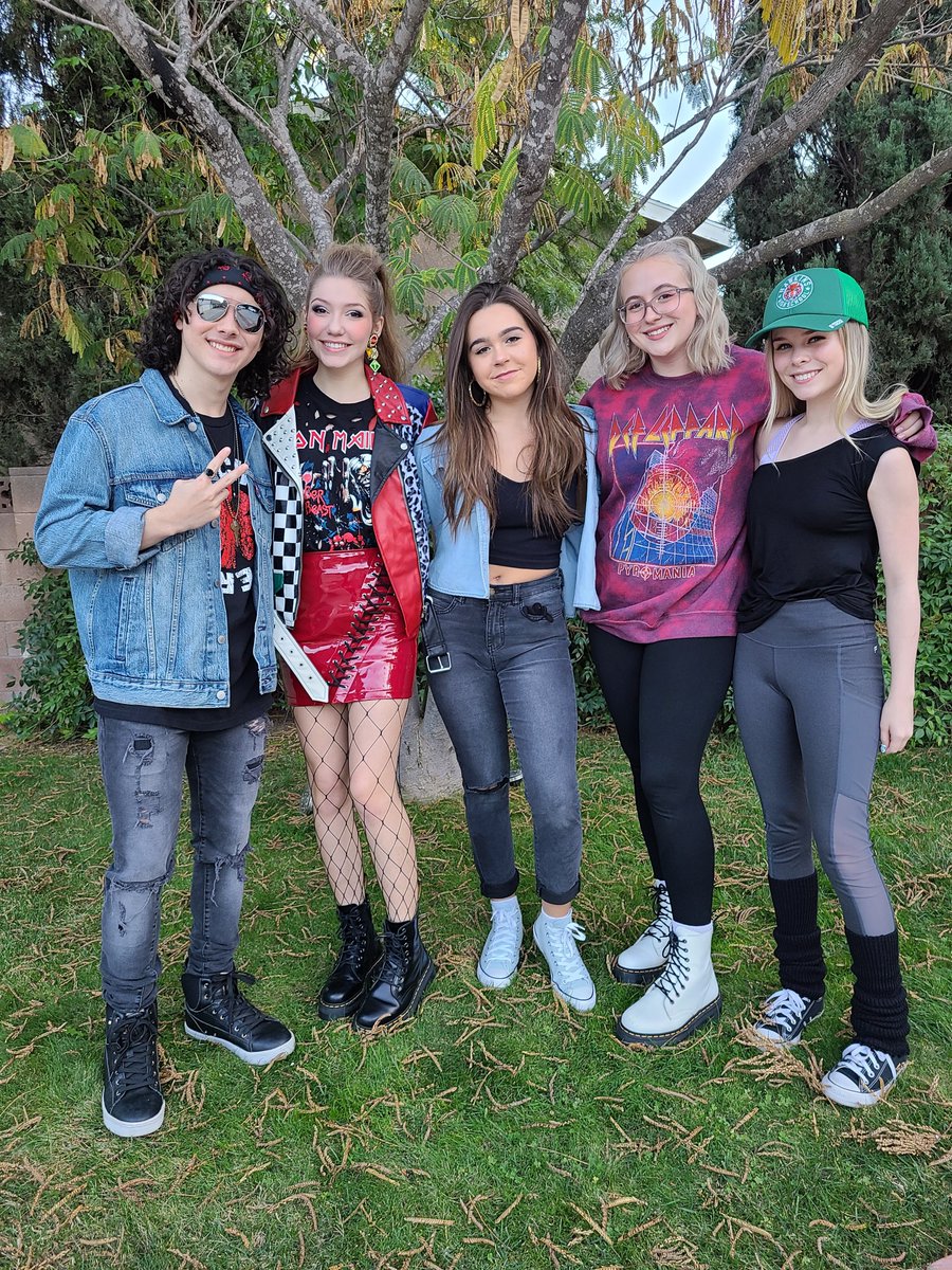 MissAvaBianchi's tweet photo. So much fun last night! Thank you @netflix @TheHunterPayton @KeyElementsPR #strangerthingsdriveinto https://t.co/jfX3NnMxxk