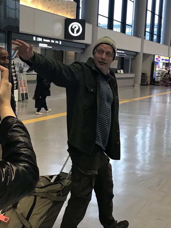 he coordinated his hat with his suitcase