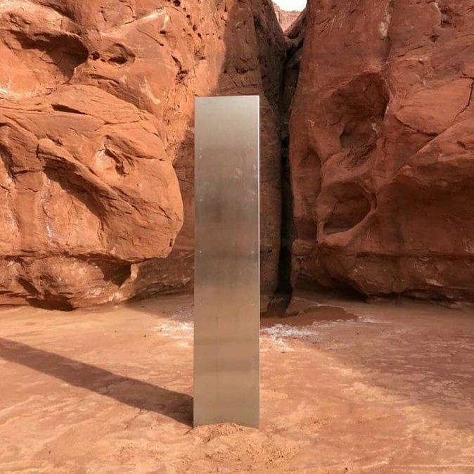 screentime's tweet photo. A mysterious Monolith has been discovered deep in the Utah desert 👽 

(via @CNN) https://t.co/KqgGFUnEha