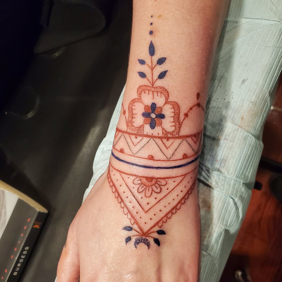 Hyenatattoos's tweet photo. Henna-style by @drztattoos 
#hennadesigns #hennatattoo #linework #colortattoo #hyenatattoos https://t.co/MWLaCM1k7H