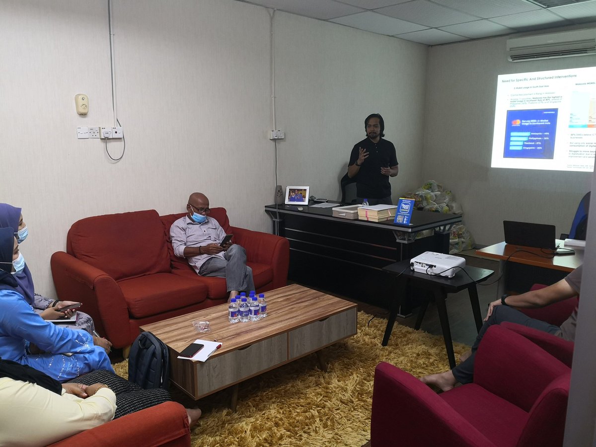 Safariladira's tweet photo. #DigitalRembau workshop in progress... awareness needs to be applied to consumers and entrepreneurs. https://t.co/QtgqFTQeUq