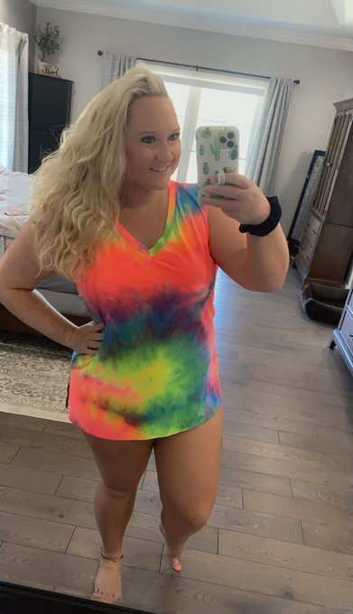 What do you think is under my top😆 https://t.co/jsCuHJnQ5f