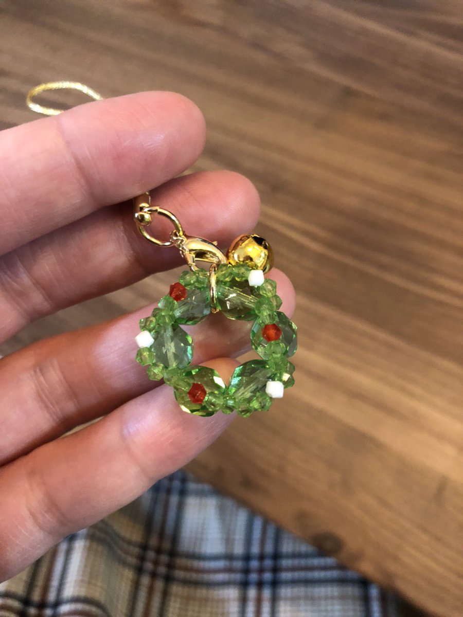 Nabekyo3 今日はテグスを使ってビーズリースストラップ作りをしました 作り始める分前に考えた作り方なので 材料はあり合わせですが 5歳のお子さんの作品は右側で可愛らしい作品に仕上がりました Kyoko