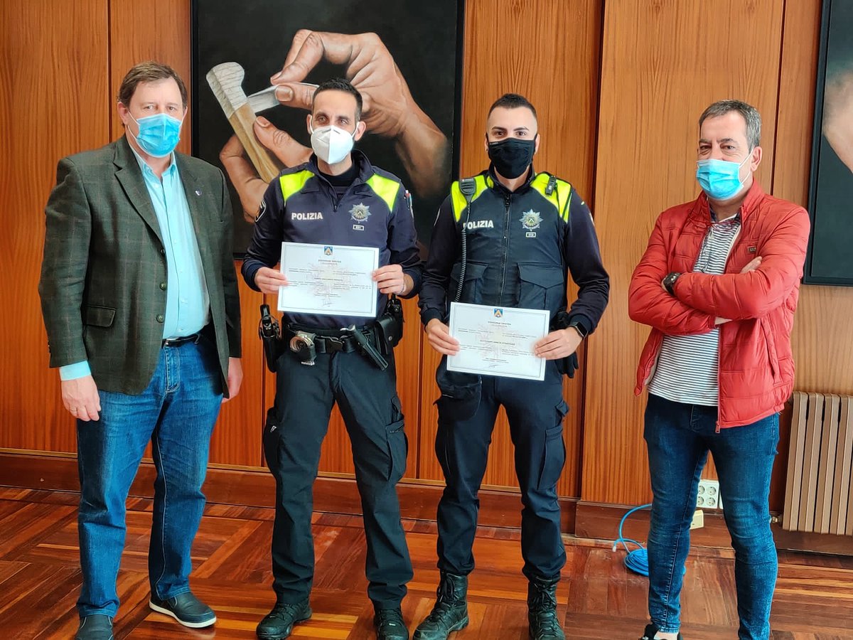 Josu Landaluze Sopelako alkateak eta Alberto Lopez Sopelako udaltzainburuak bi diploma eman dizkiete irailaren 10ean bihotz eta arnas gelditzea izan zuen 74 urteko emakume bat suspertzen parte hartu zuten bi agenteei.