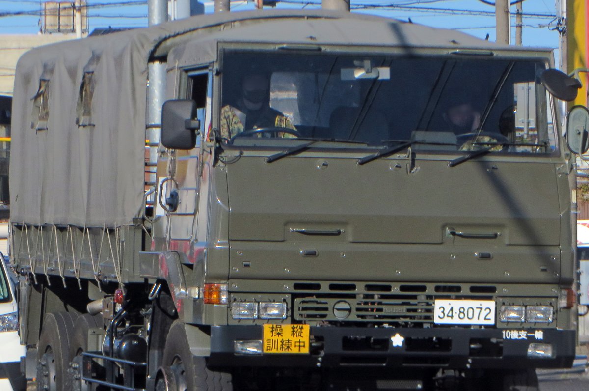なごやん 家の近くは教習車が多いからハンドルが２つあるトラックばかり 昔は陸自トラックは 運転手がやられても助手席で運転できるようにみんなハンドルが２つあると思ってた 笑 運転ではなくて 操縦 というのだね