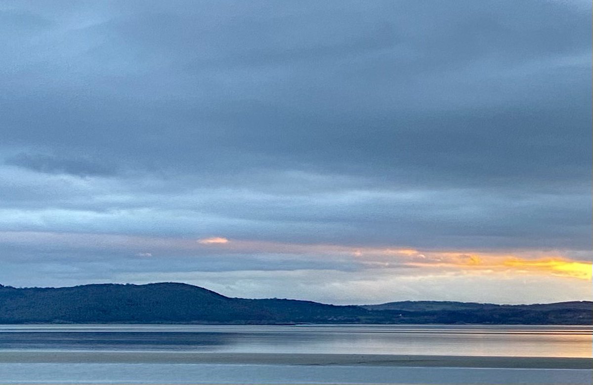 A colourful and quite dramatic start to the day. Good morning everyone from South Lakes Grange Over Sands & Morecambe Bay ☺️🥰 @FeatureCumbria #DailyLakes @Arnside_AONB @MorecambeBayUK @edenproject @savegrangelido @StormHour @SouthLakesUK @live4sights @Giselleinmotion