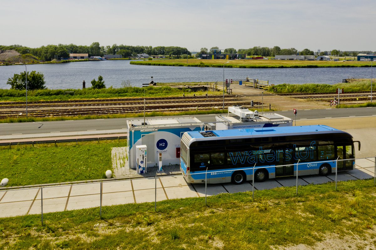 In de TCO is een batterijbus competitief aan een dieselbus en waterstof schuift steeds verder richting batterij, stellen <a href="/OVbureau/">OVbureau</a> en <a href="/infoQbuzz/">Qbuzz</a>. Volgens <a href="/TNO_pers/">TNO Pers</a> moet het meer gaan om de (groene) productie van energie.

ovmagazine.nl/2020/11/welke-…