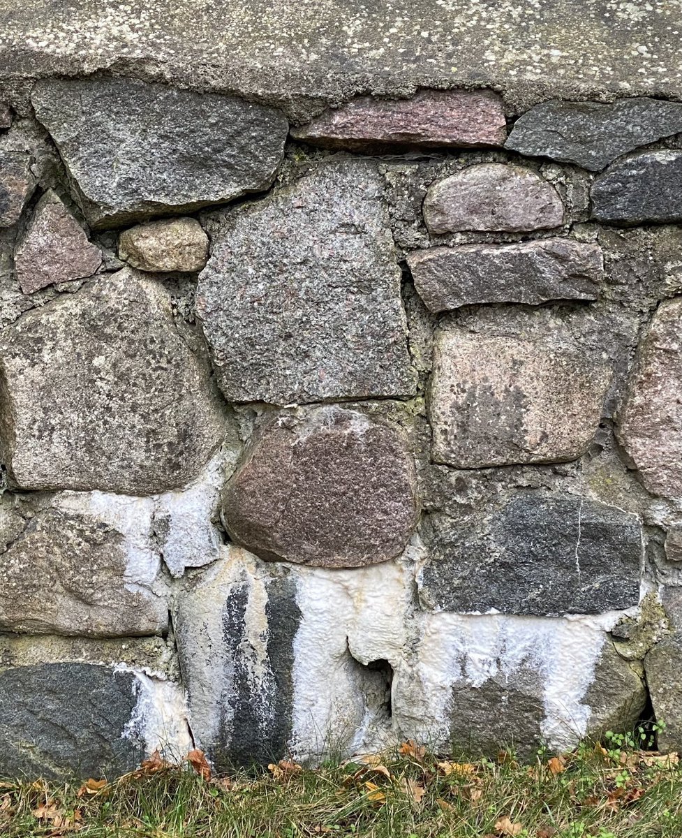 fukzde's tweet photo. Ihr seht da doch auch eine Ziegenfamilie, oder? #ziegen #bild #wand #steinmauer https://t.co/Vx6kOFMAla