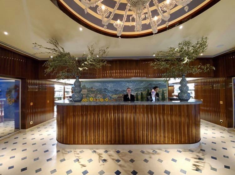 The S. S. Bon Voyage designed to immerse guests in French culture, has a stunning lobby clad in polished wood, subtle brass details and hand-crafted balustrade. ⁣
#ExploreUniworld