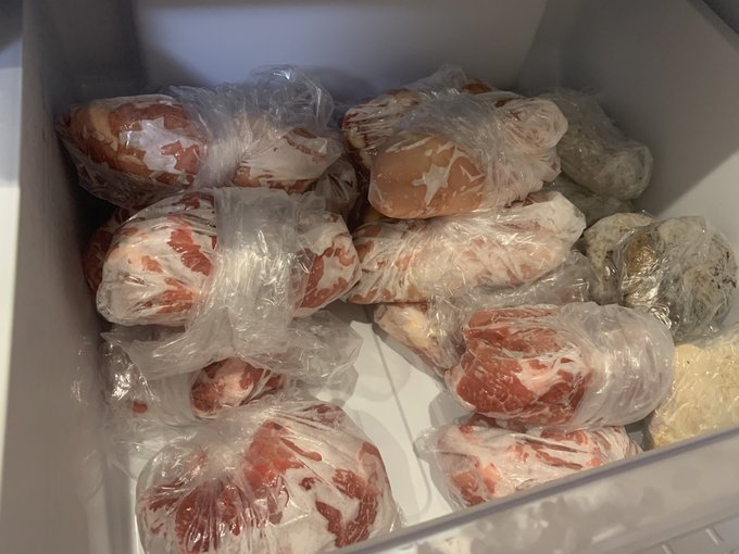 うちの冷凍庫、肉のハナマサでまとめて購入するからノーラと刻の工房の効率厨みたいになってる 