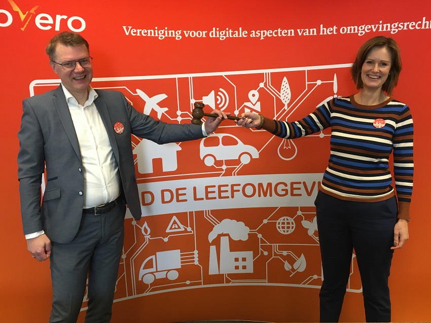 Provero's tweet image. @MVS11 heeft de Provero voorzittershamer overgedragen aan @ewaldtekoppele tijdens de ALV van het online Provero Congres van 23 november.