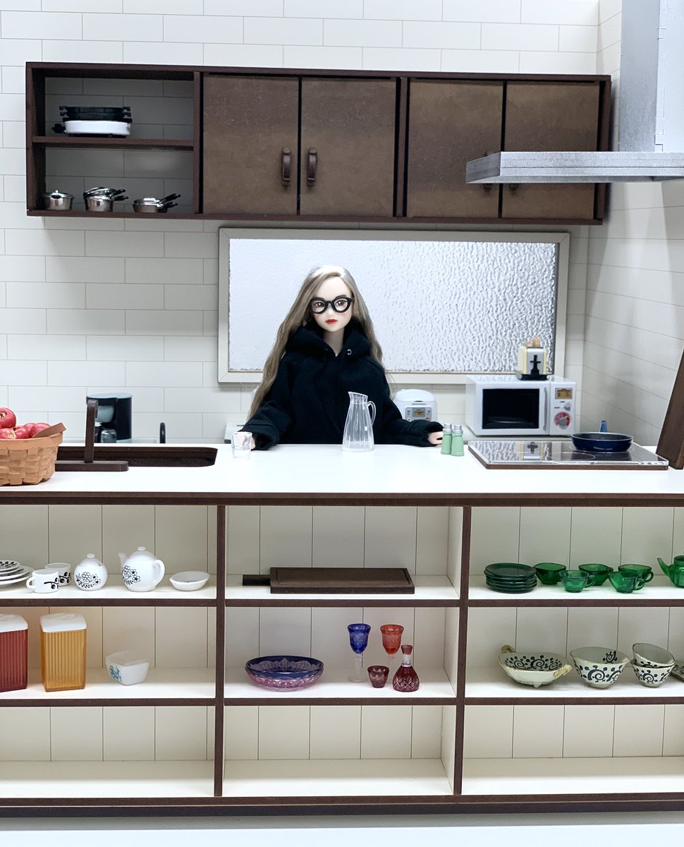 真鍋奈見江petworks カントリーウッドガーデンさんのキッチンスタジオ買いました おしゃれキッチン 15年前 のリーメントの家電と食器を開封 今月の撮影に使いまーす Momokodoll