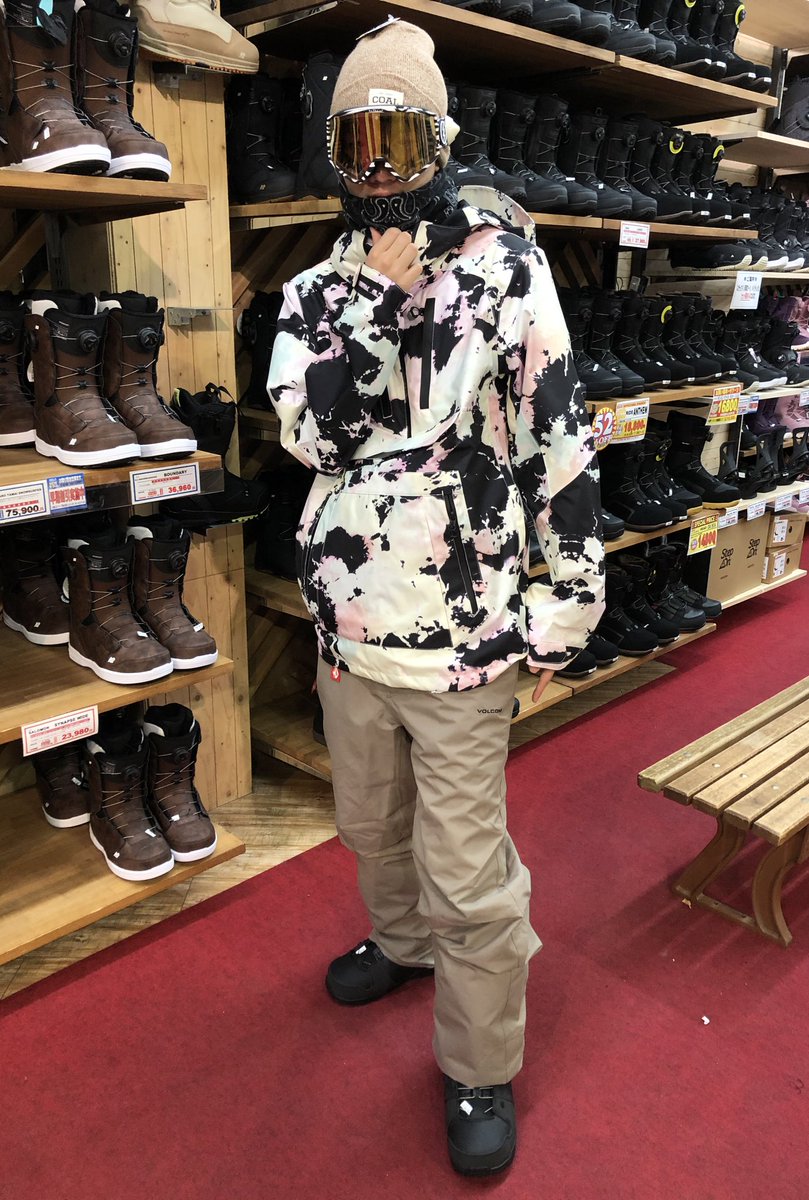 shiratori_hc's tweet photo. 【僕のオススメコーディネート💁♂️】
#VOLCOM 編
派手目なカラーがゲレンデ映えすること間違いなし👍
デザイン性だけでなくVOLCOM独自の #ziptech システムはジャケットとパンツがジッパーで繋がるので保温性抜群‼️雪や雨の進入を防ぎます😁
何よりもポケットが多いので収納に困ることなし👌
#スノボ https://t.co/Pb5oc7GqW3