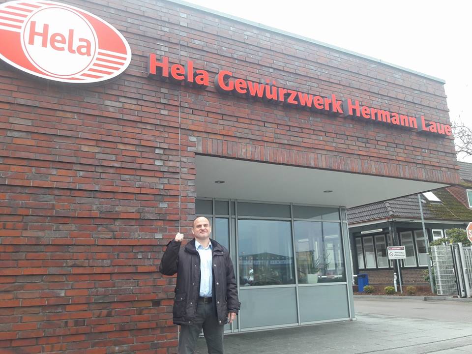 gasztroapro's tweet photo. 🌶️Szutor Andrással, a #HELA cég fűszeres beszállítójával beszélgettünk a #fűszerek fontosságától és a magyar fűszerhelyzetről.🧄#Gasztroapró #vendéglátás #fűszerezés #gasztronómia 🍴 Cikkünkhöz kattints ide: https://t.co/jNIJSwuF1C https://t.co/1ZJtbYKECn