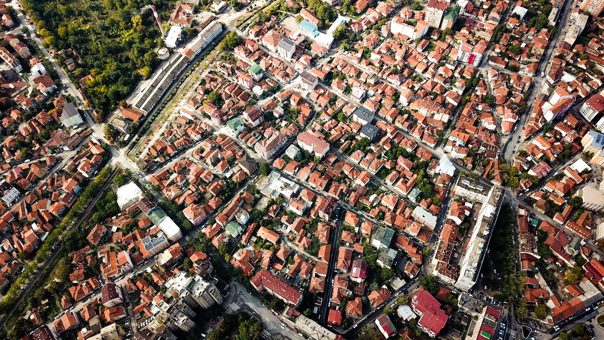 ClubAmelHabitat's tweet photo. "Je crois que ce demi-siècle est porté, non plus par la construction, mais par le recyclage de l'existant..." @pelletier_ph @PlanBatiment 
Extrait de la conférence sur "le renouveau urbain dans les métropoles françaises" @AMO_association https://t.co/hoqgrLQjOO https://t.co/6lObscM92U