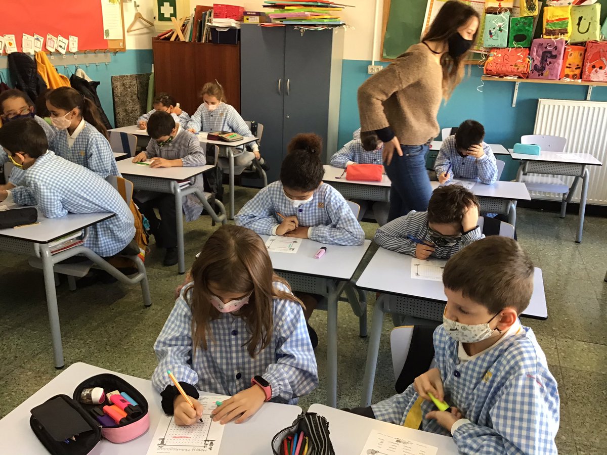 mercedaries's tweet photo. Stephy ens està explicant Thanks Giving day a 3r i També ens ha portat una sopa de lletres!
#fsf3prim #Thanksgiving2020 #english https://t.co/9UKG5367iQ